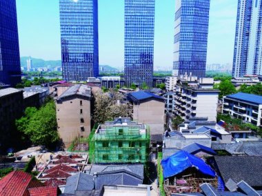 施工人員在對氣流国产精品无码麻豆老建築進行改造